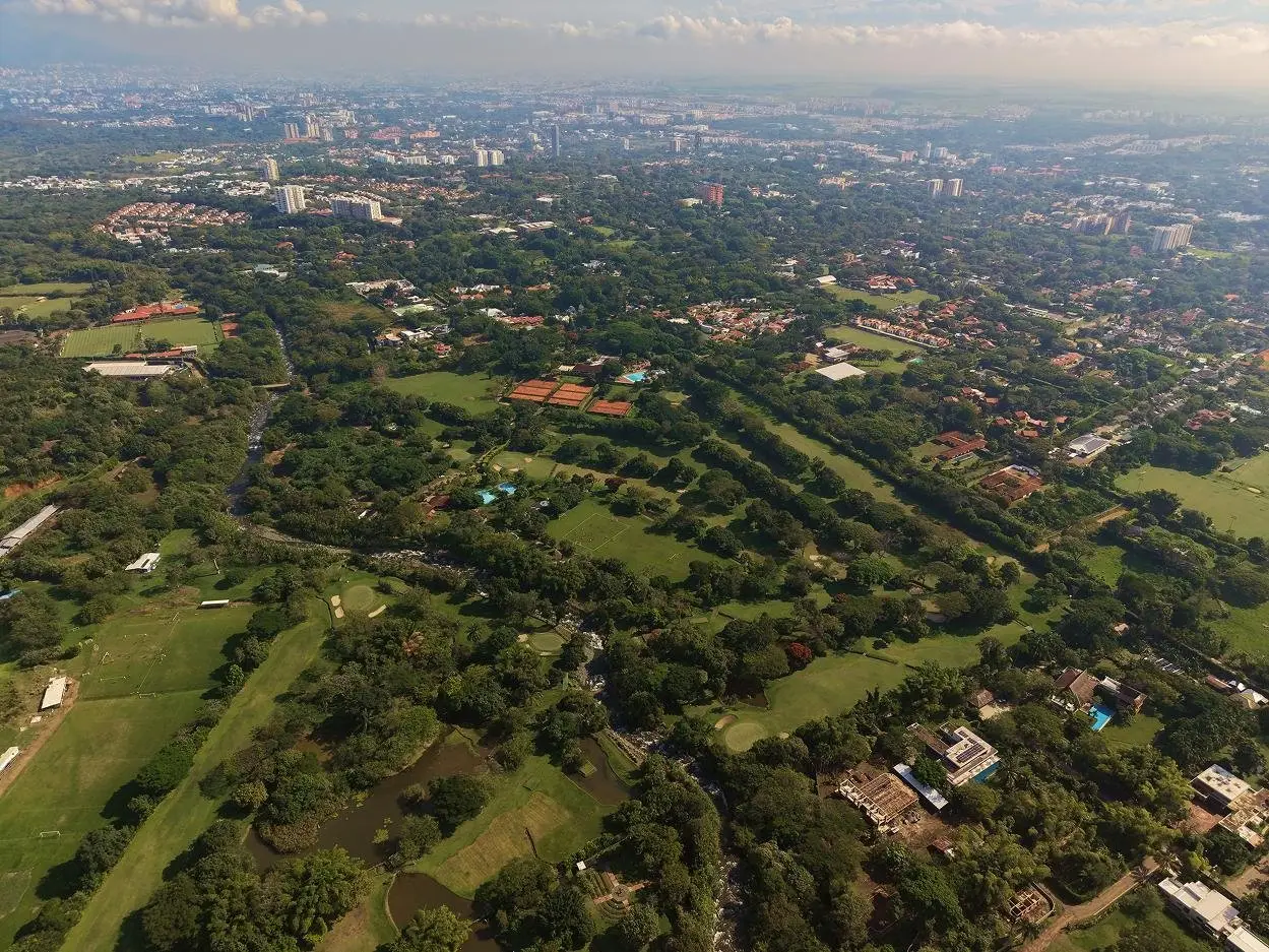 Drone 4K para inmobiliarias en Cali – tomas aéreas de propiedades